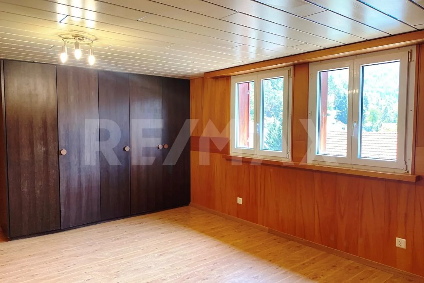 Incantevole appartamento mansardato di 2,5 locali con molto legno e camino a Domat/Ems - Foto 4 di 7