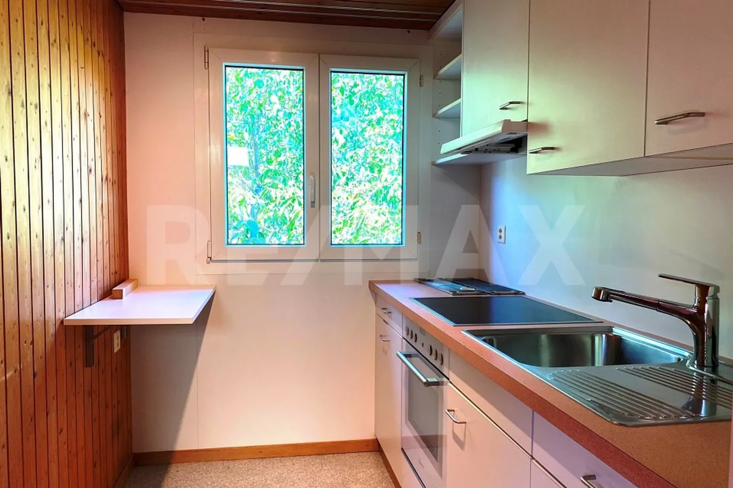 Incantevole appartamento mansardato di 2,5 locali con molto legno e camino a Domat/Ems - Foto 5 di 7