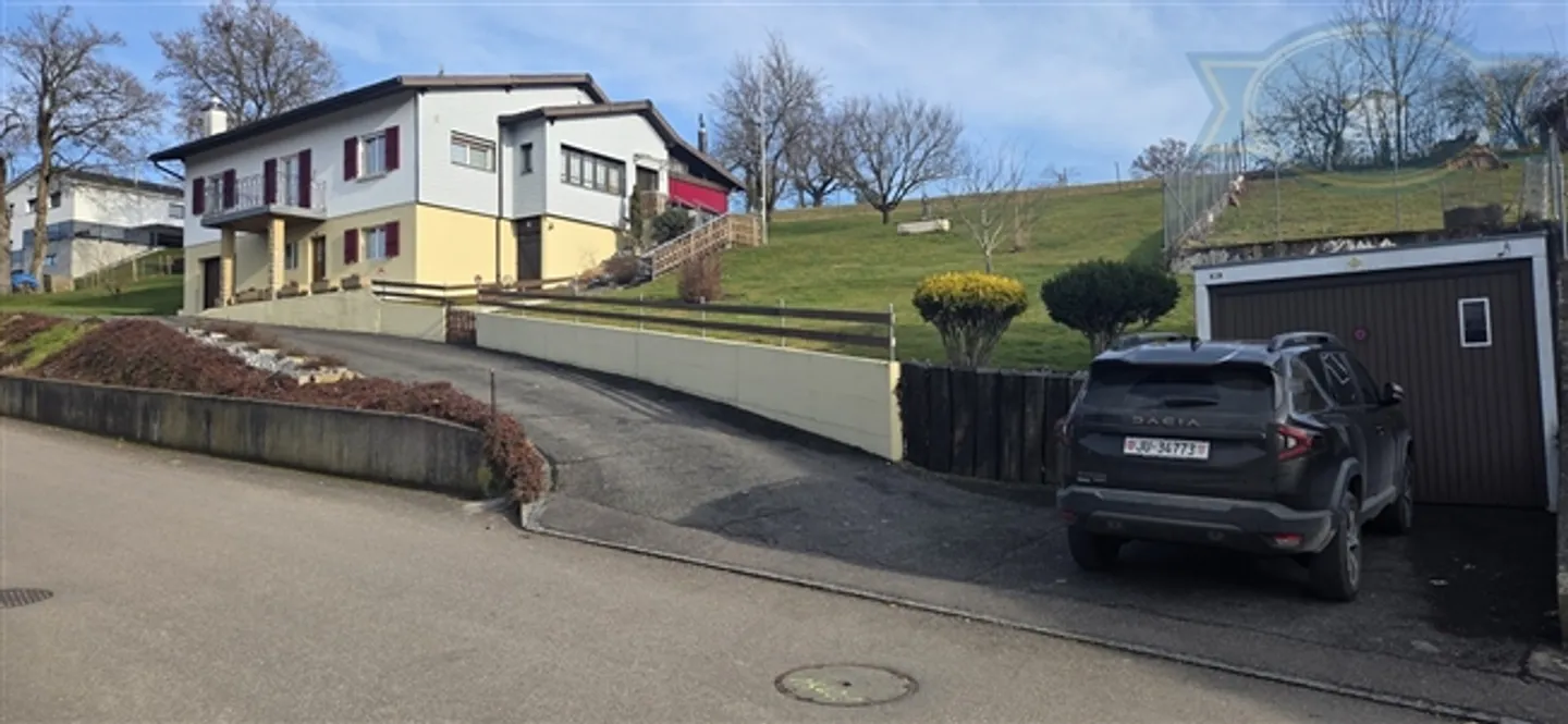 Maison spacieuse avec vue dégagée et grand terrain à Coeuve - Photo 1 sur 15