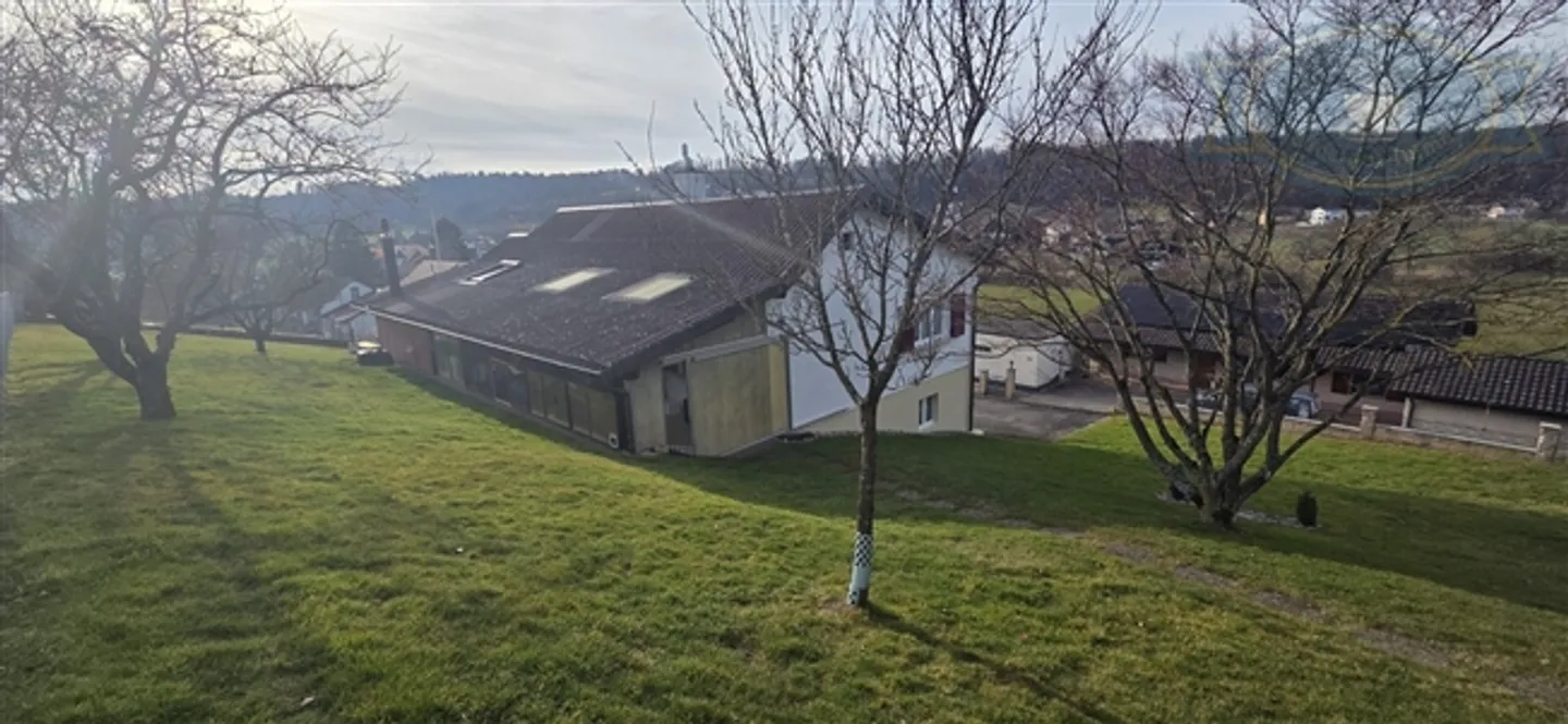 Maison spacieuse avec vue dégagée et grand terrain à Coeuve - Photo 3 sur 15