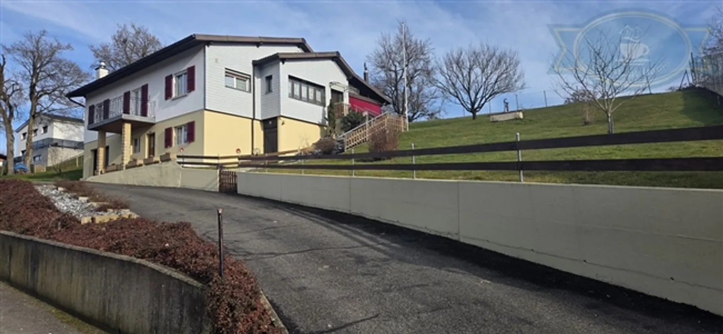 Maison spacieuse avec vue dégagée et grand terrain à Coeuve - Photo 14 sur 15