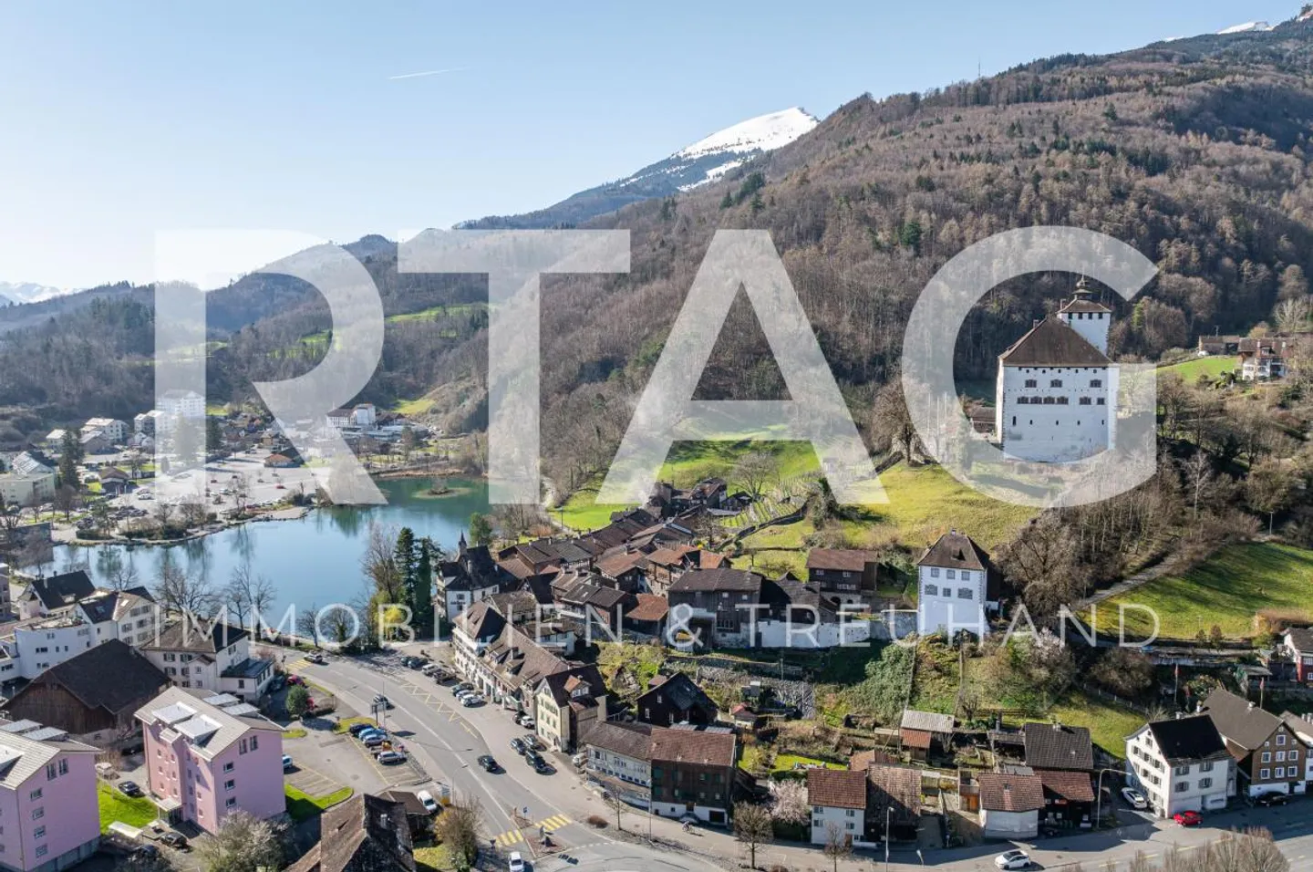 Single-family house - Photo 1 of 13