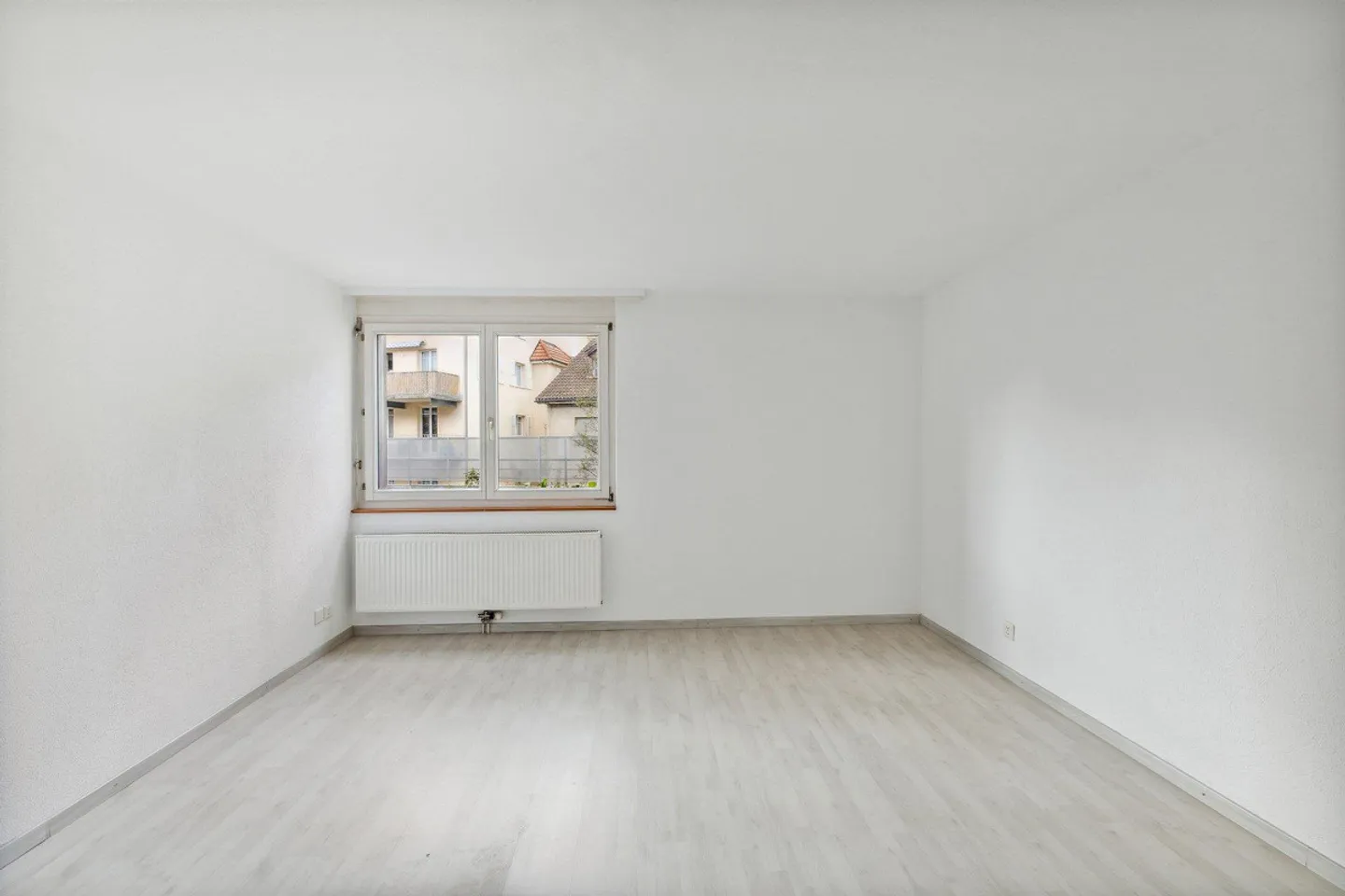 2 Zimmer im 1. Stock mit Balkon – Nahe Bahnhof und Geschäfte, Moutier - Foto 4 di 4