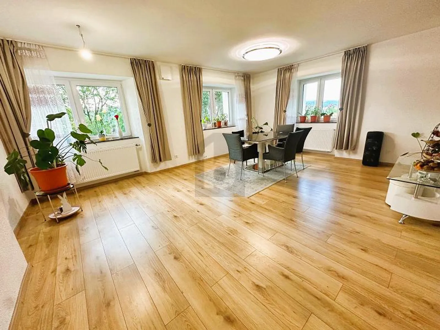 HIGH-QUALITY FULLY RENOVATED IN A QUIET LOCATION - Photo 2 of 6