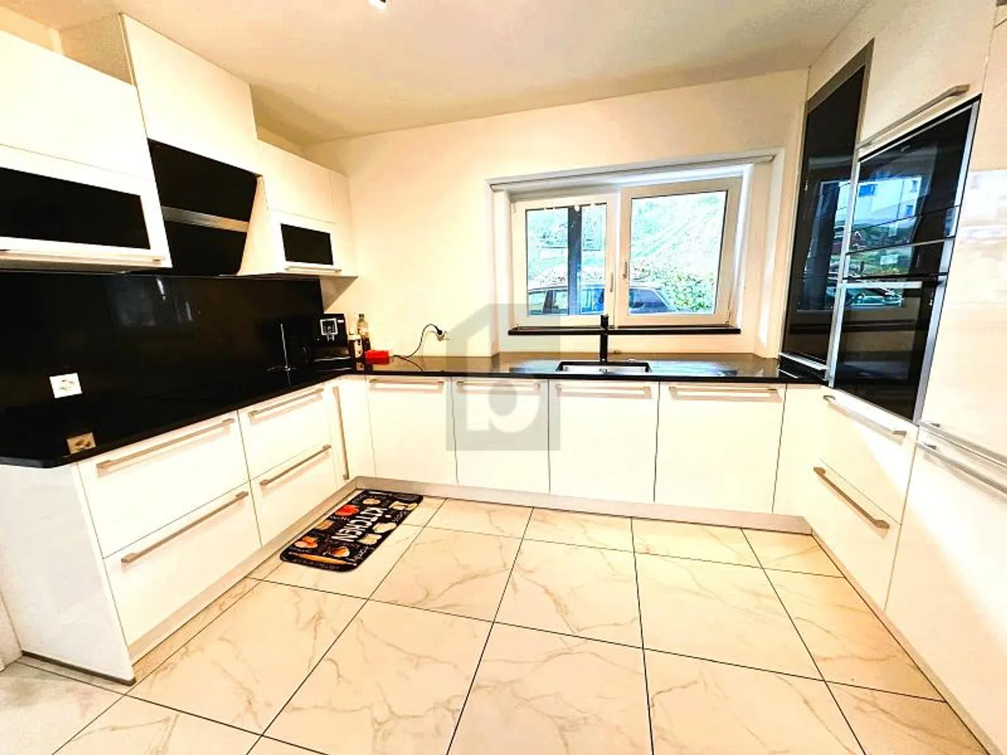 HIGH-QUALITY FULLY RENOVATED IN A QUIET LOCATION - Photo 3 of 6