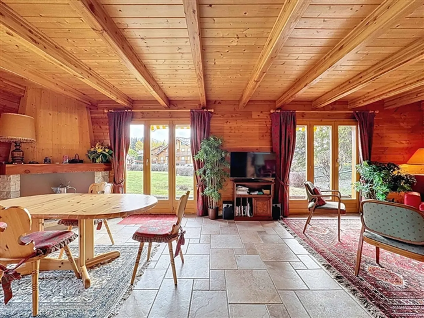 Chalet-Anwesen mit zwei Häusern - Foto 10 von 11