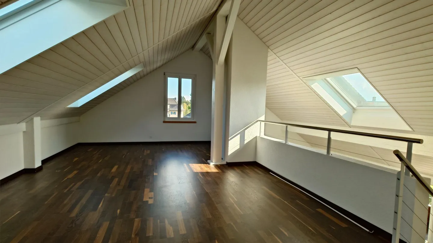 Appartamento attico 5 1/2 locali con camino e galleria - Foto 1 di 12