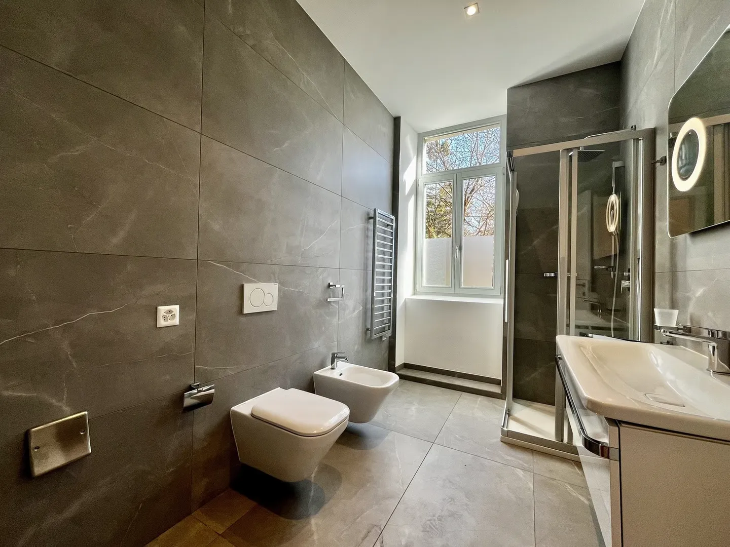 LUGANO - APPARTEMENT SPACIEUX ET EXCLUSIF DE 2,5 PIÈCES À VENDRE - Photo 8 sur 13