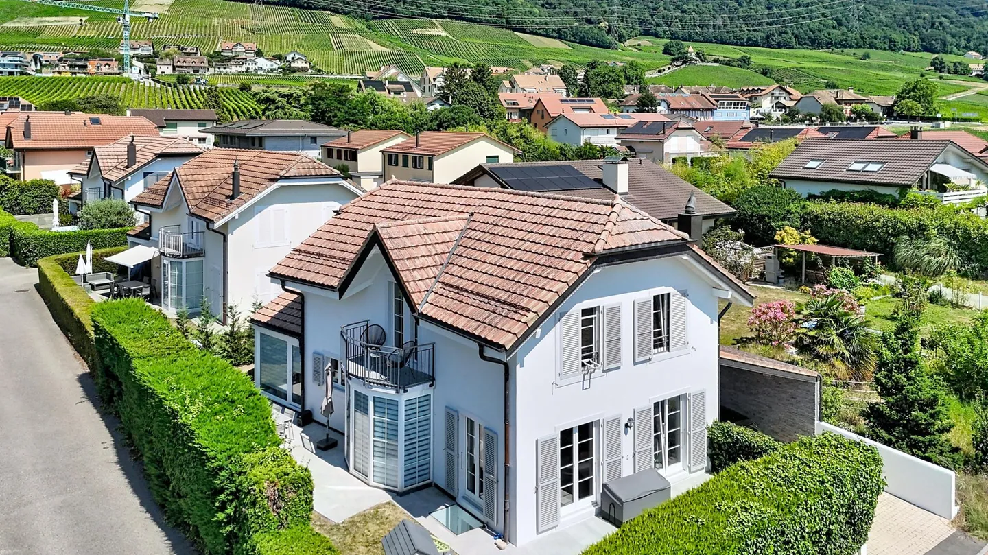 Detached house on the edge of agricultural land - Photo 1 of 10