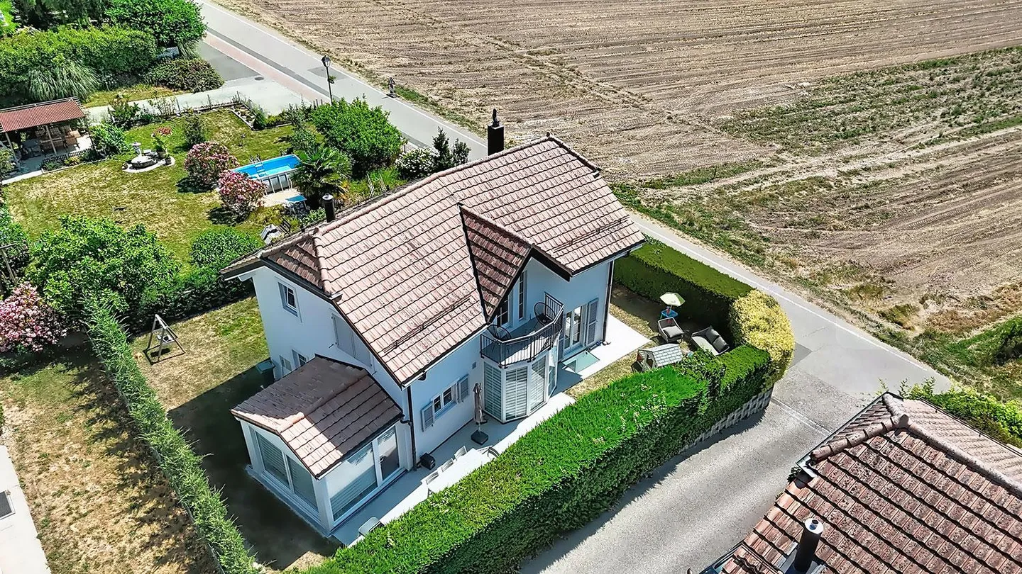 Detached house on the edge of agricultural land - Photo 3 of 10