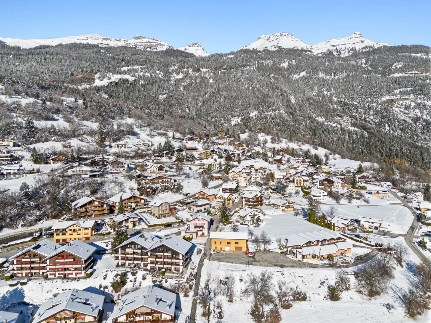 Charmantes Zweifamilienhaus in Crans-Montana - Foto 32 von 37