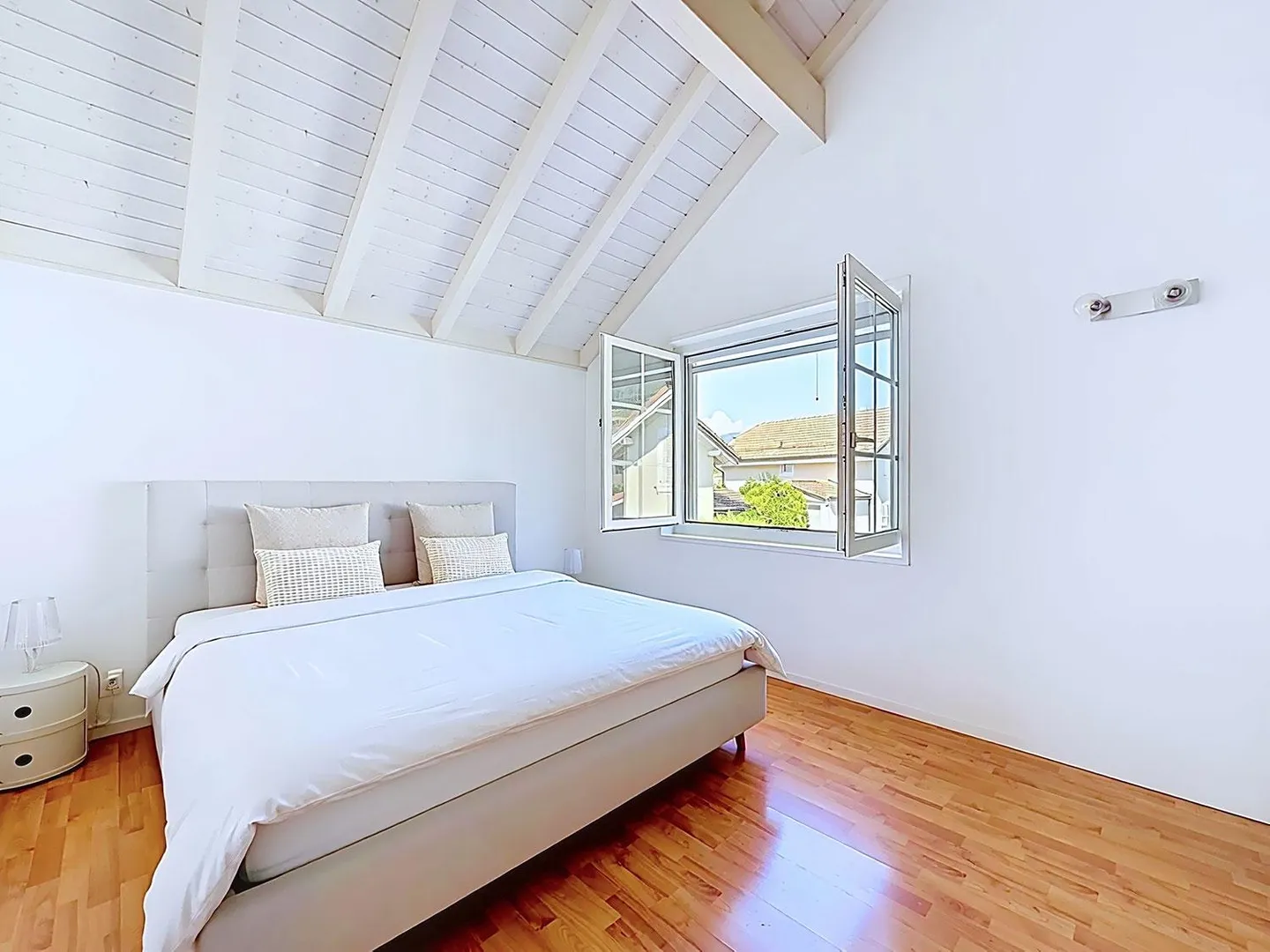 Detached house on the edge of agricultural land - Photo 8 of 10