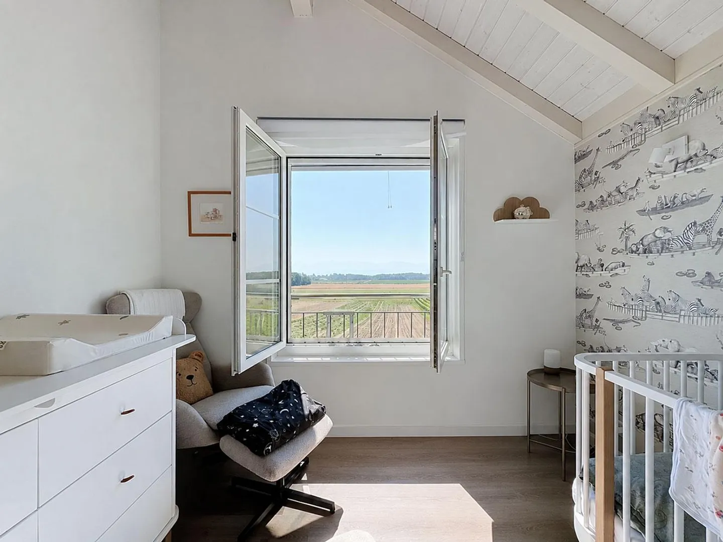 Detached house on the edge of agricultural land - Photo 9 of 10