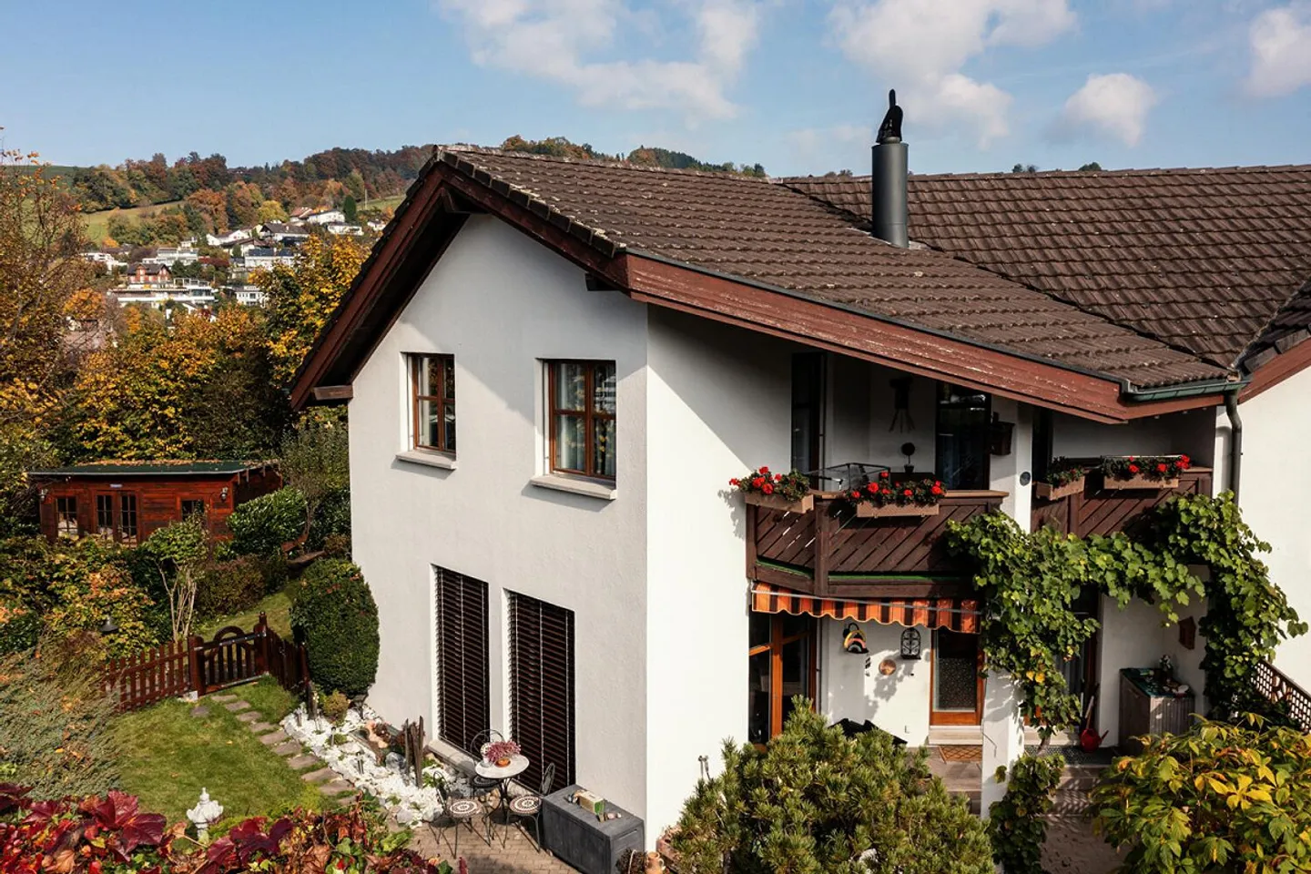 Schmuckstück: Doppel-Einfamilienhaus mit Gartenidylle in Adligenswil - Foto 1 von 27