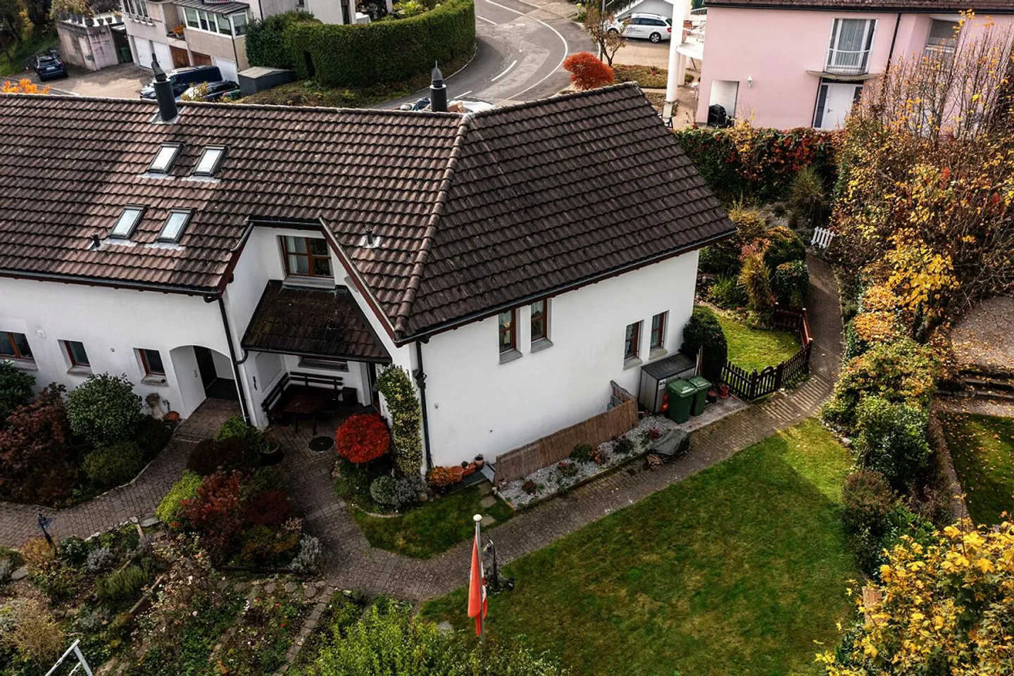 Schmuckstück: Doppel-Einfamilienhaus mit Gartenidylle in Adligenswil - Foto 4 von 27