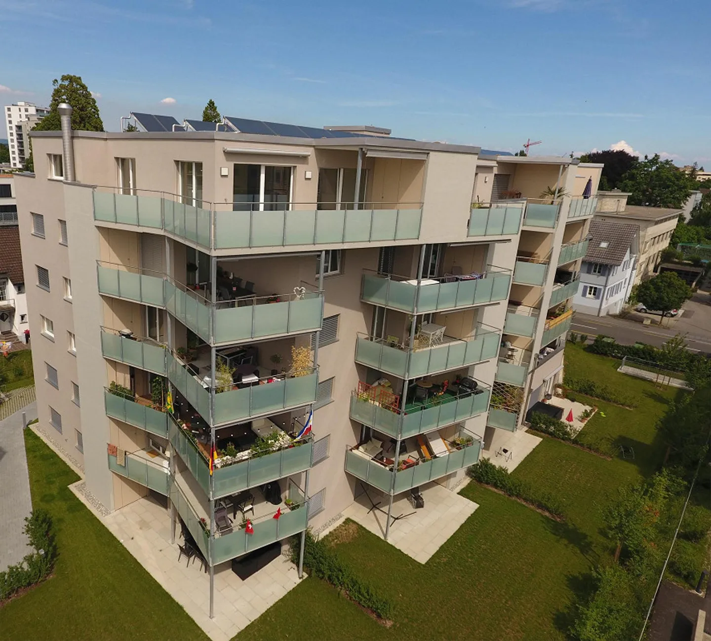 Appartement penthouse attrayant de 2½ pièces avec grande terrasse et vue panoramique - Photo 1 sur 10