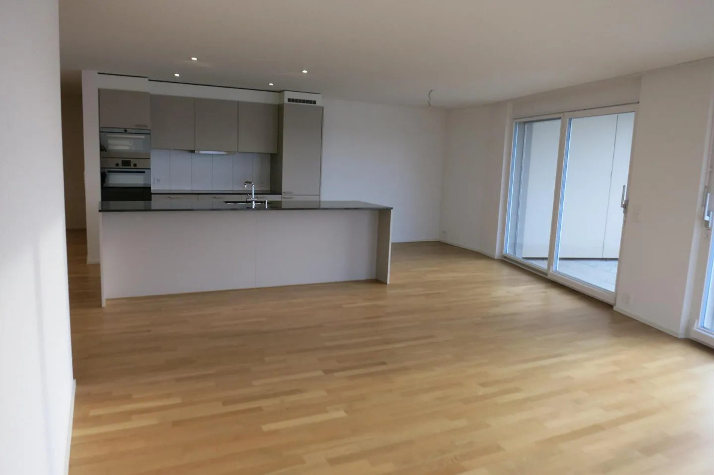 Appartement penthouse attrayant de 2½ pièces avec grande terrasse et vue panoramique - Photo 3 sur 10