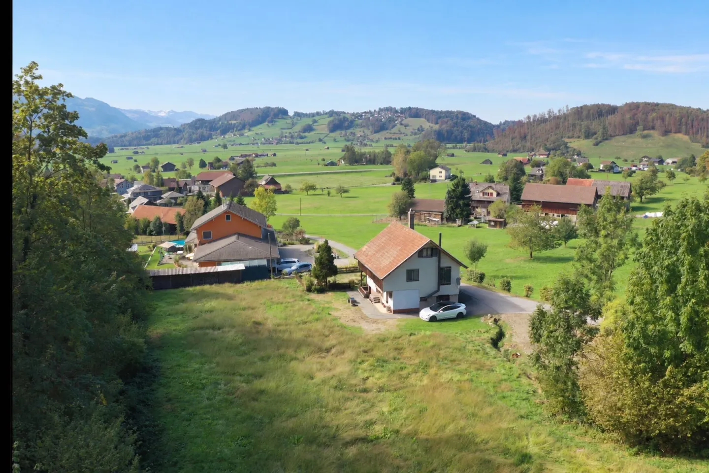 Une occasion rare - un bien pour les passionnés avec 3'938 m² de terrain au milieu de la verdure - Photo 1 sur 14