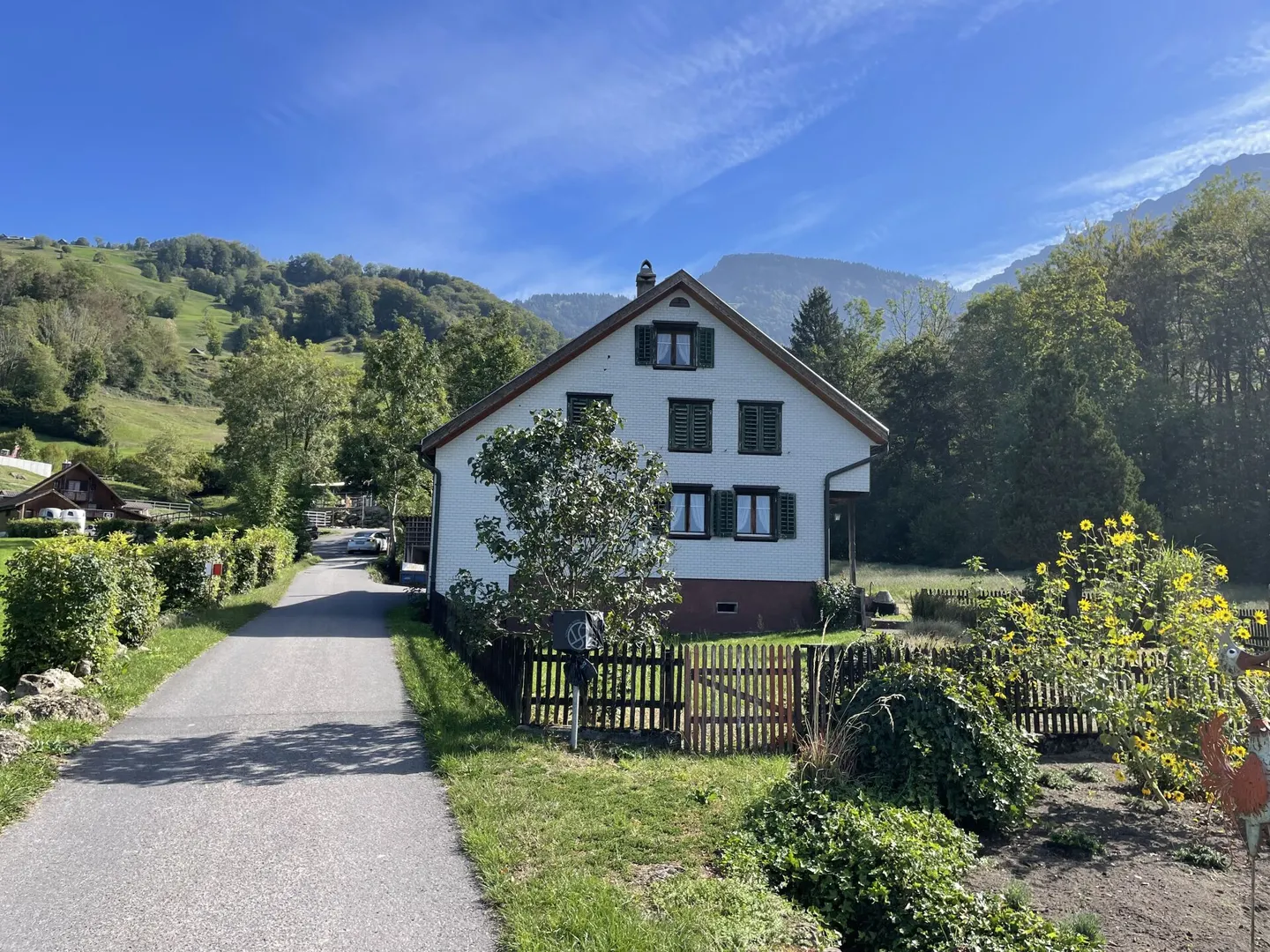 Une occasion rare - un bien pour les passionnés avec 3'938 m² de terrain au milieu de la verdure - Photo 2 sur 14