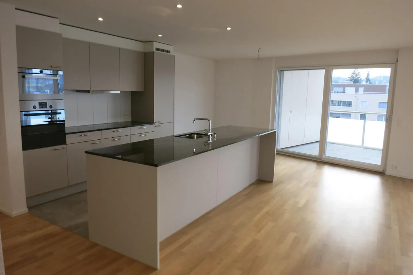 Appartement penthouse attrayant de 2½ pièces avec grande terrasse et vue panoramique - Photo 2 sur 10