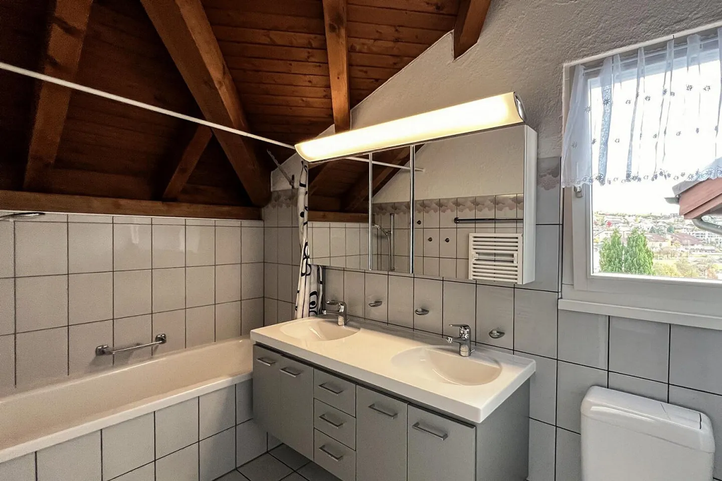 Schmuckstück: Doppel-Einfamilienhaus mit Gartenidylle in Adligenswil - Foto 11 von 27