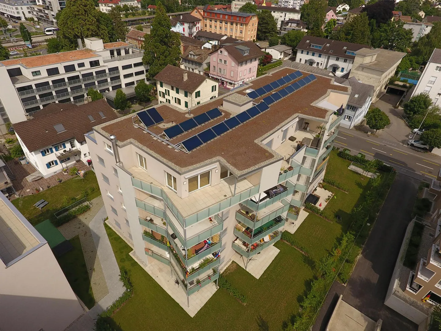 Appartement penthouse attrayant de 2½ pièces avec grande terrasse et vue panoramique - Photo 10 sur 10