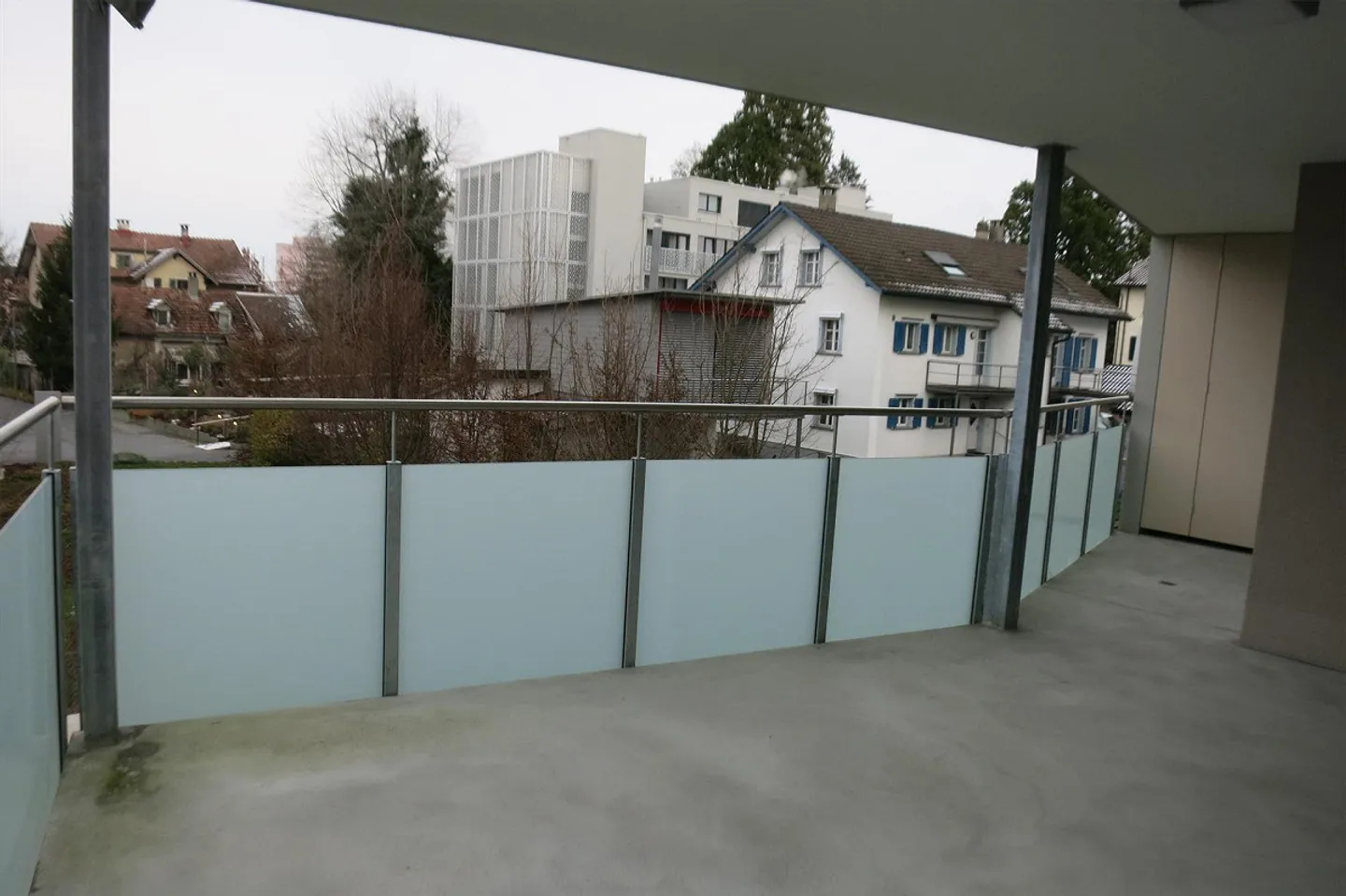 Appartement penthouse attrayant de 2½ pièces avec grande terrasse et vue panoramique - Photo 8 sur 10