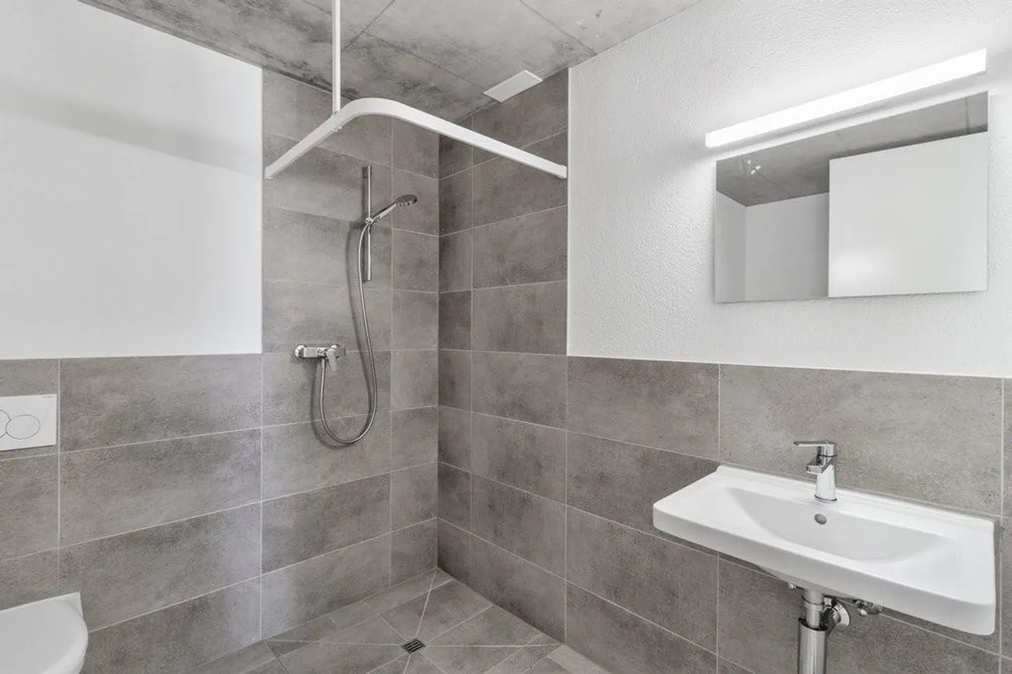 Top modern wohnen - mit gedecktem Balkon und zwei Terrassen - Foto 9 di 11