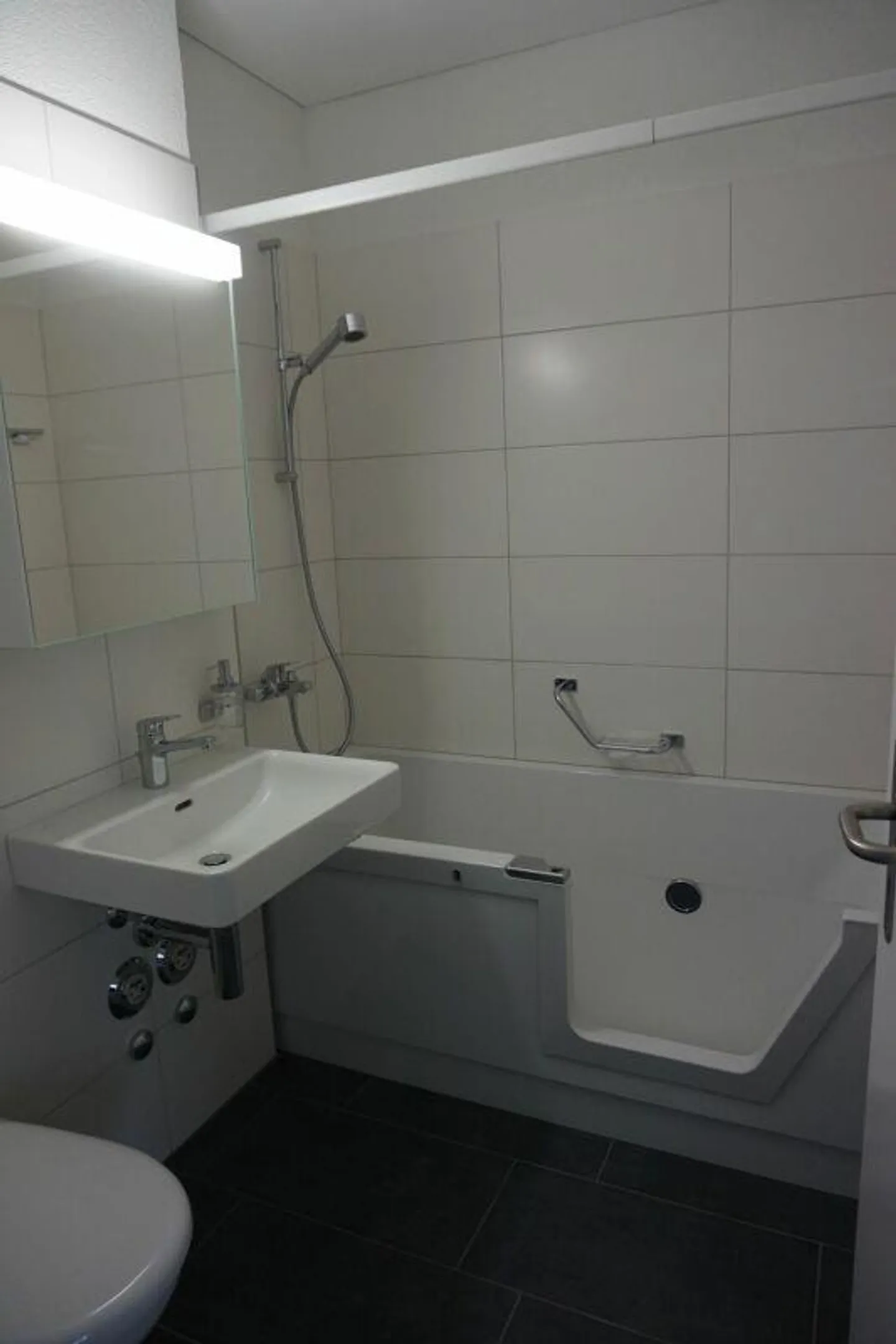Appartamento singolo recentemente ristrutturato in una posizione fantastica - stanze luminose e spaziose, nuova cucina e nuovo bagno - Foto 5 di 6