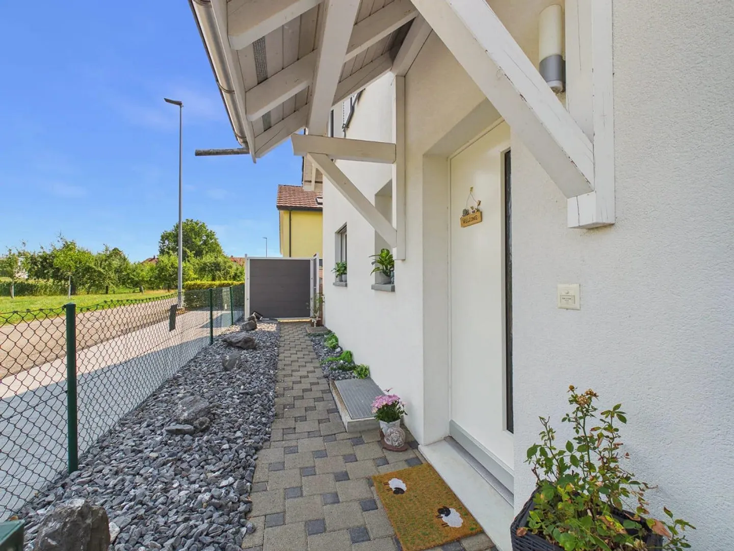 Modern single-family house with garden and beautiful views in Wolfwil - Photo 2 of 13