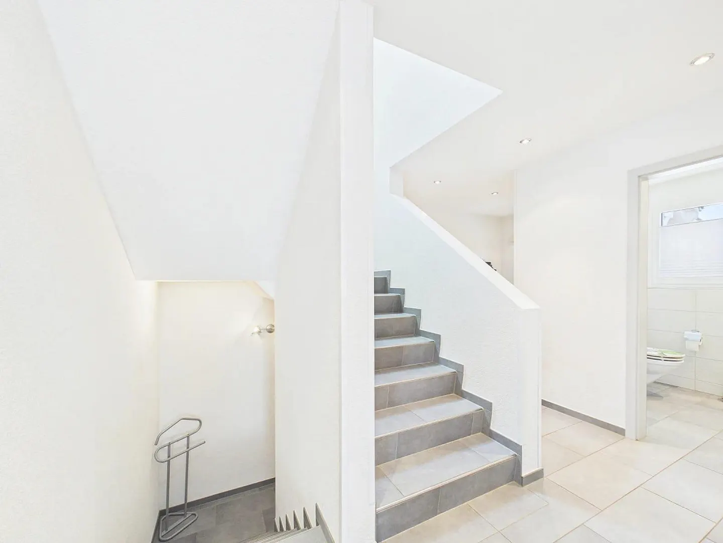 Modern single-family house with garden and beautiful views in Wolfwil - Photo 3 of 13