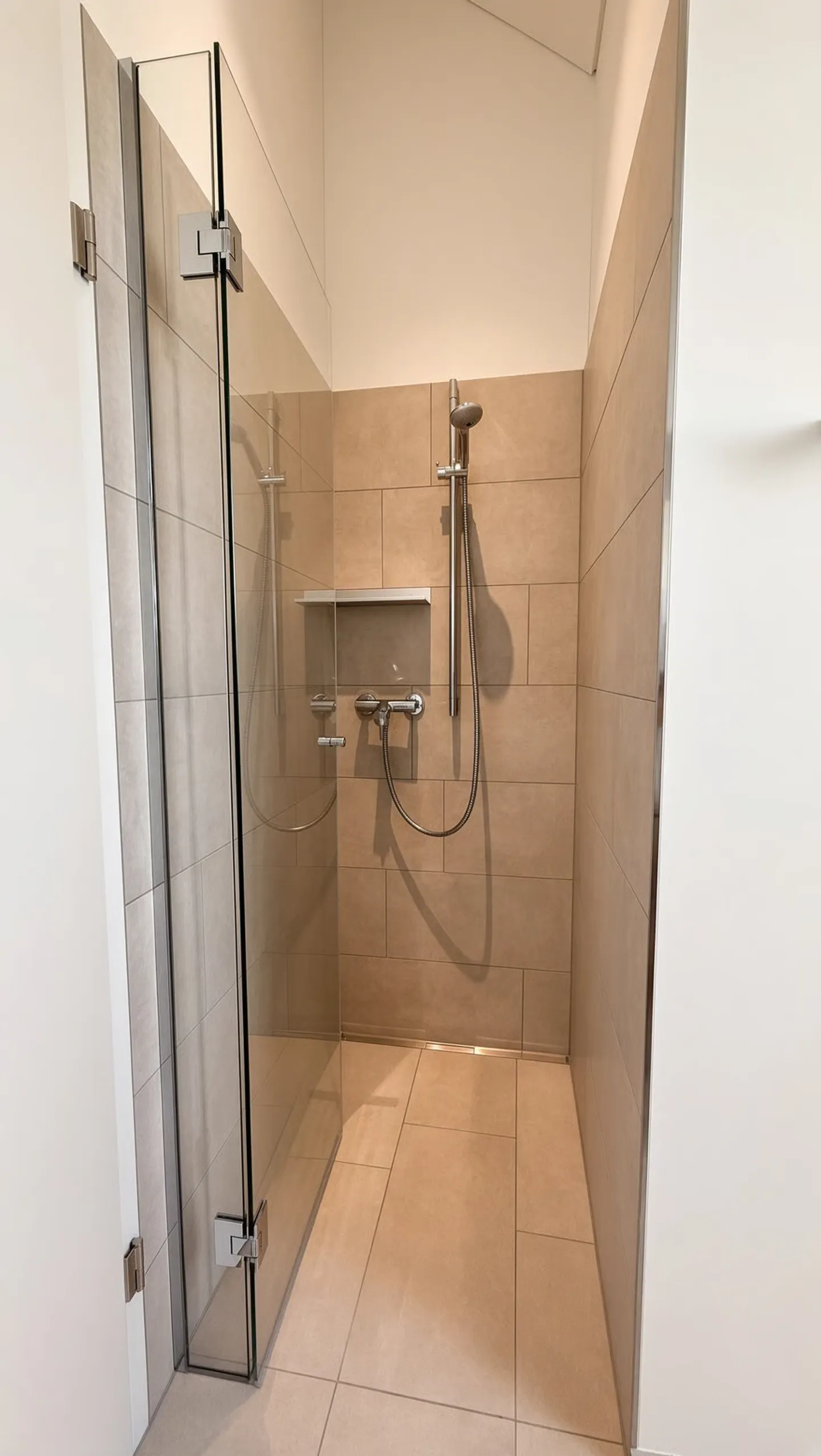Elegante 3.5-Zimmer-Dachwohnung mit Seesicht in Mörschwil - Photo 8 of 11