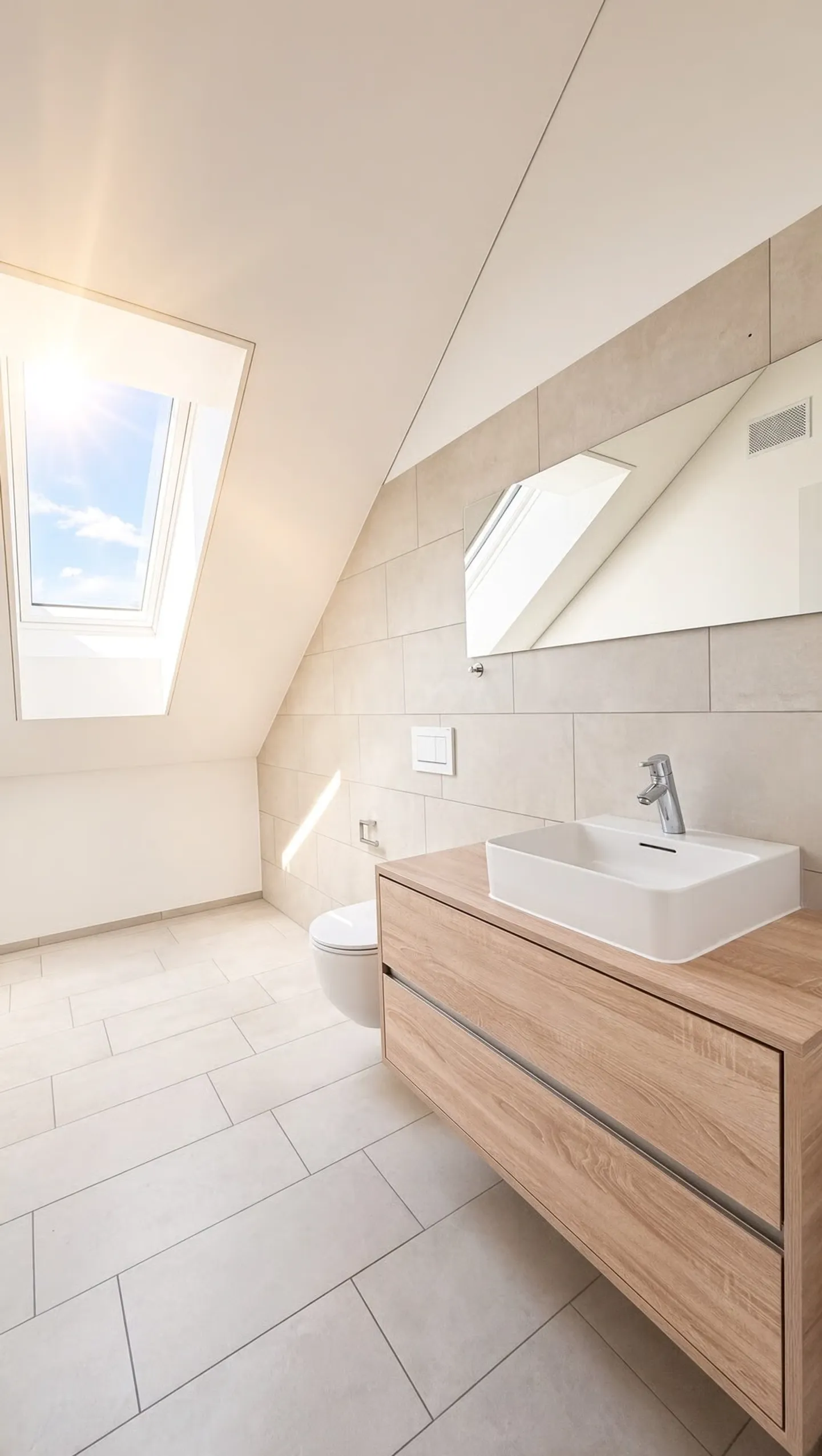 Elegante 3.5-Zimmer-Dachwohnung mit Seesicht in Mörschwil - Photo 9 of 11