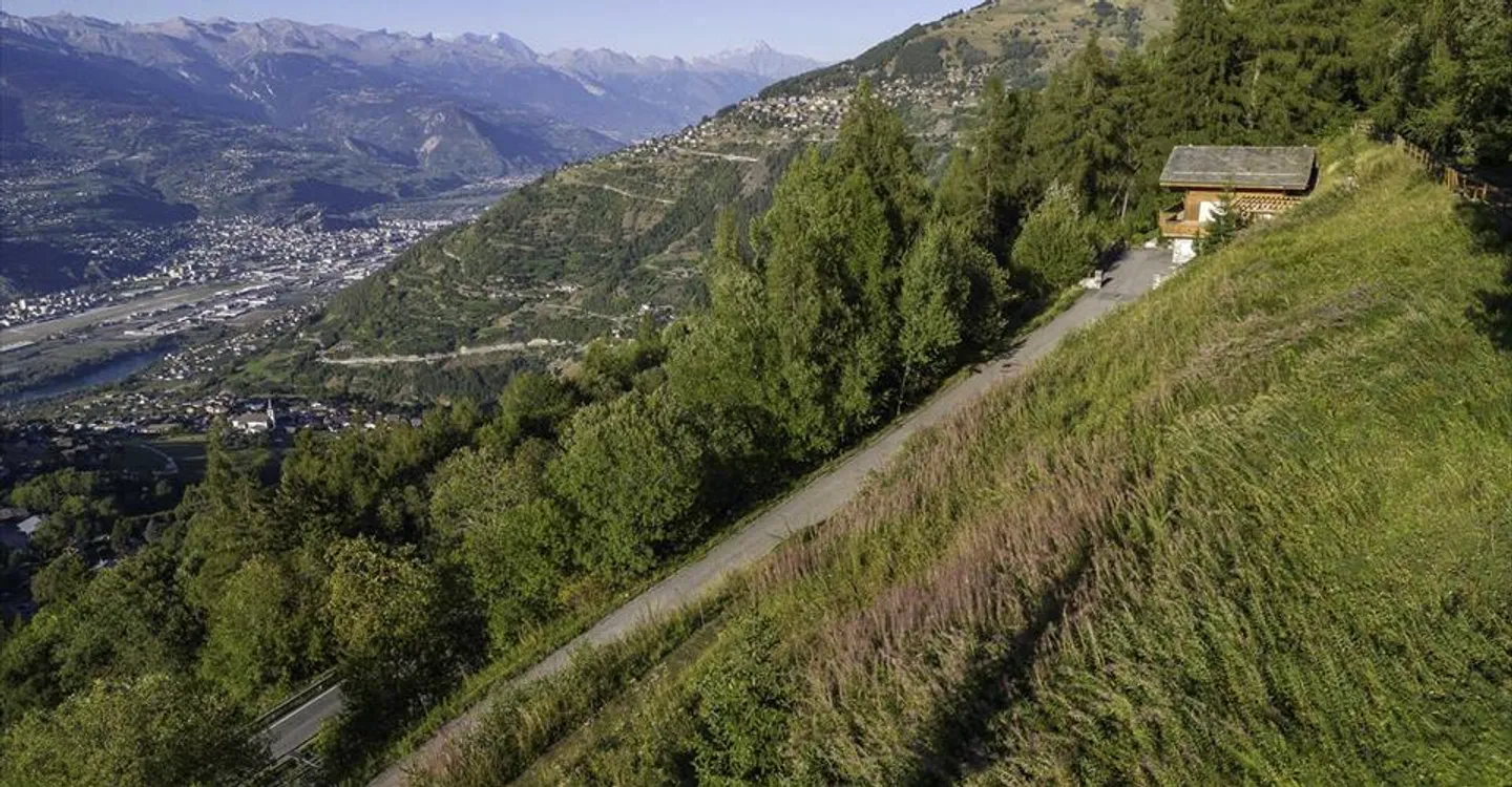 Two building plots, free of mandate with access to the Bisse - Photo 1 of 11