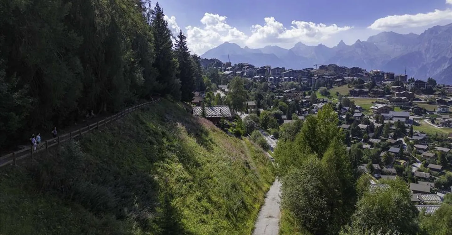 Two building plots, free of mandate with access to the Bisse - Photo 8 of 11