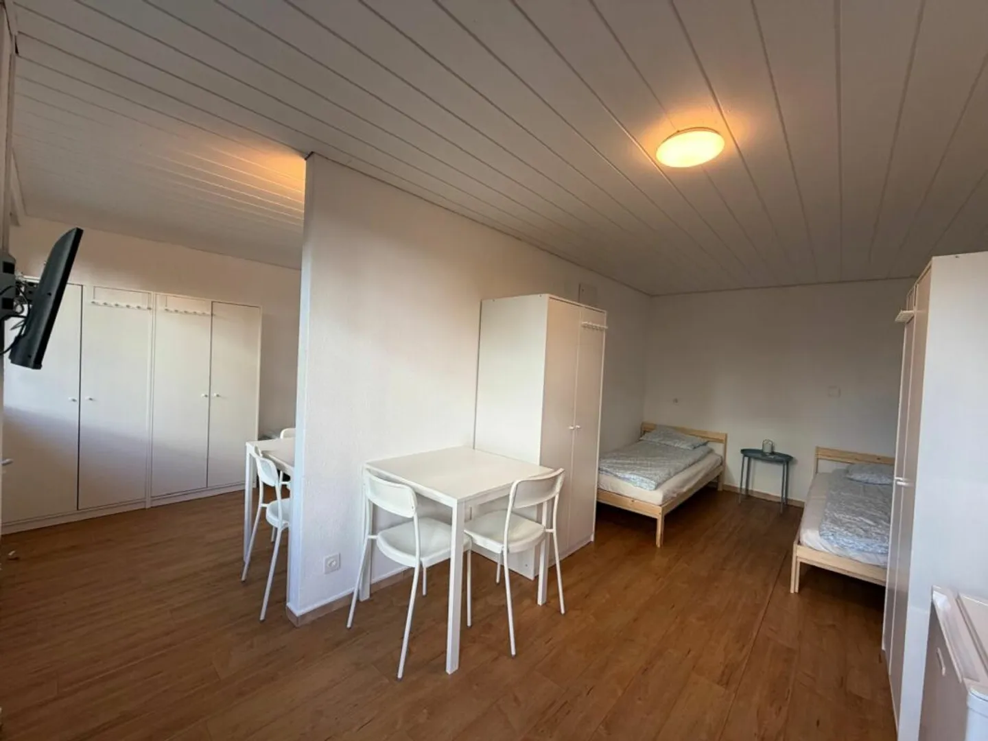 Cozy Double Room with Amenities - Photo 3 of 14