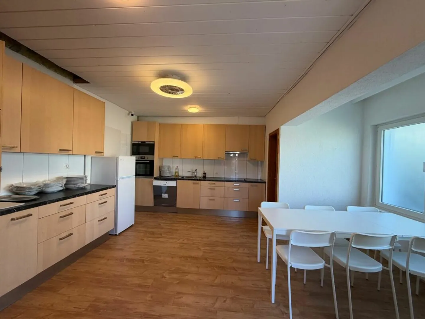 Cozy Double Room with Amenities - Photo 4 of 14