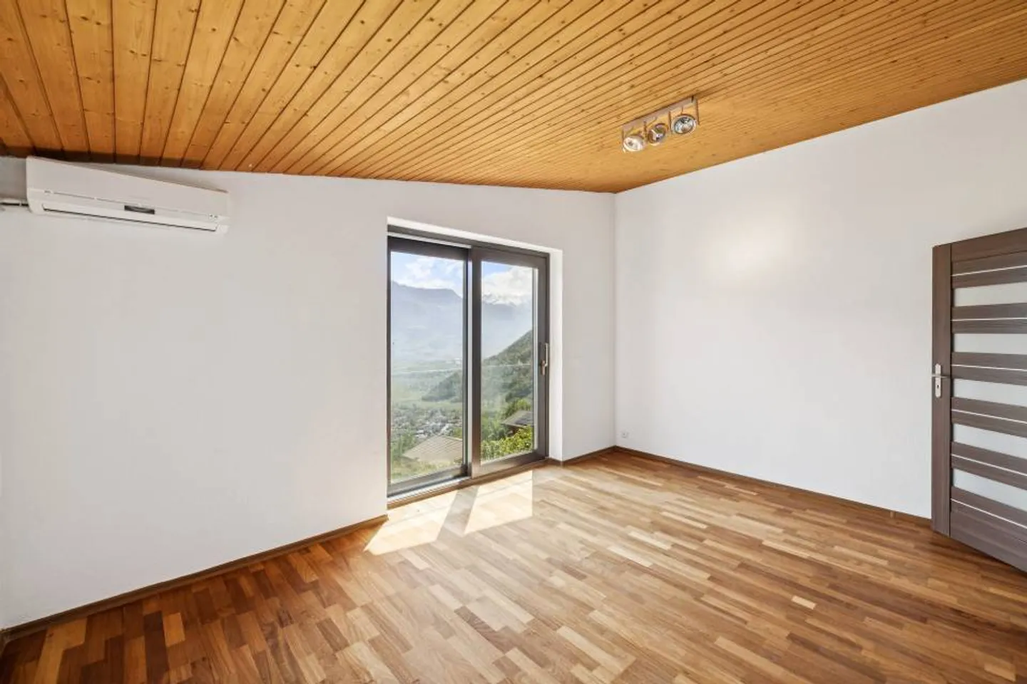 Aussergewöhnliche Villa mit Pool - Foto 8 von 13
