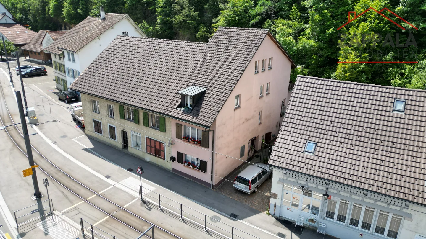 Affascinante casa a schiera angolare in posizione centrale a Hölstein – spaziosa, ben curata e con vista sulla Vordere Frenke - Foto 1 di 38