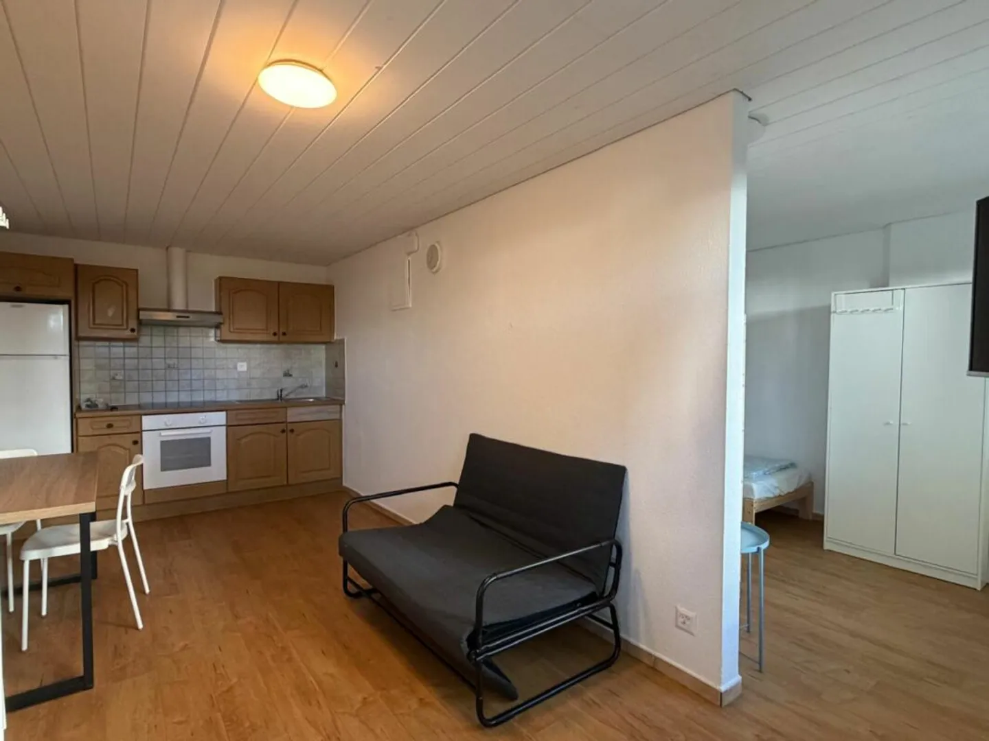 Cozy Double Room with Amenities - Photo 11 of 14