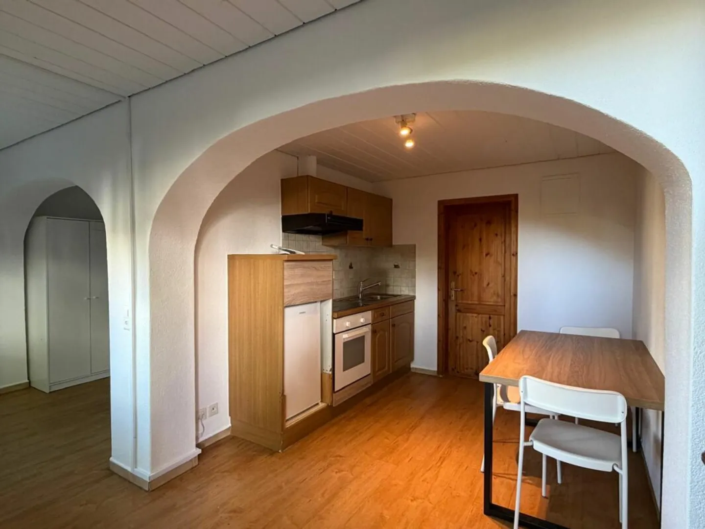 Cozy Double Room with Amenities - Photo 5 of 14