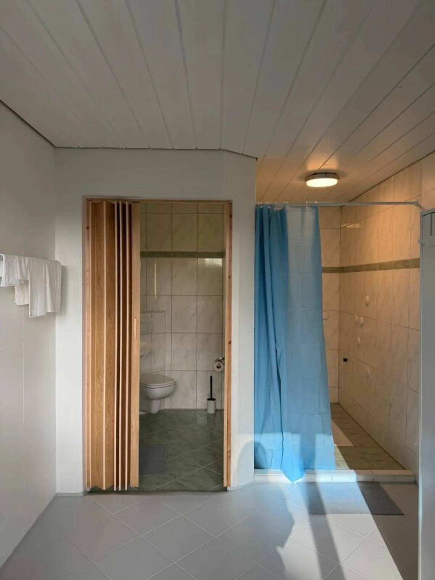 Cozy Double Room with Amenities - Photo 6 of 14