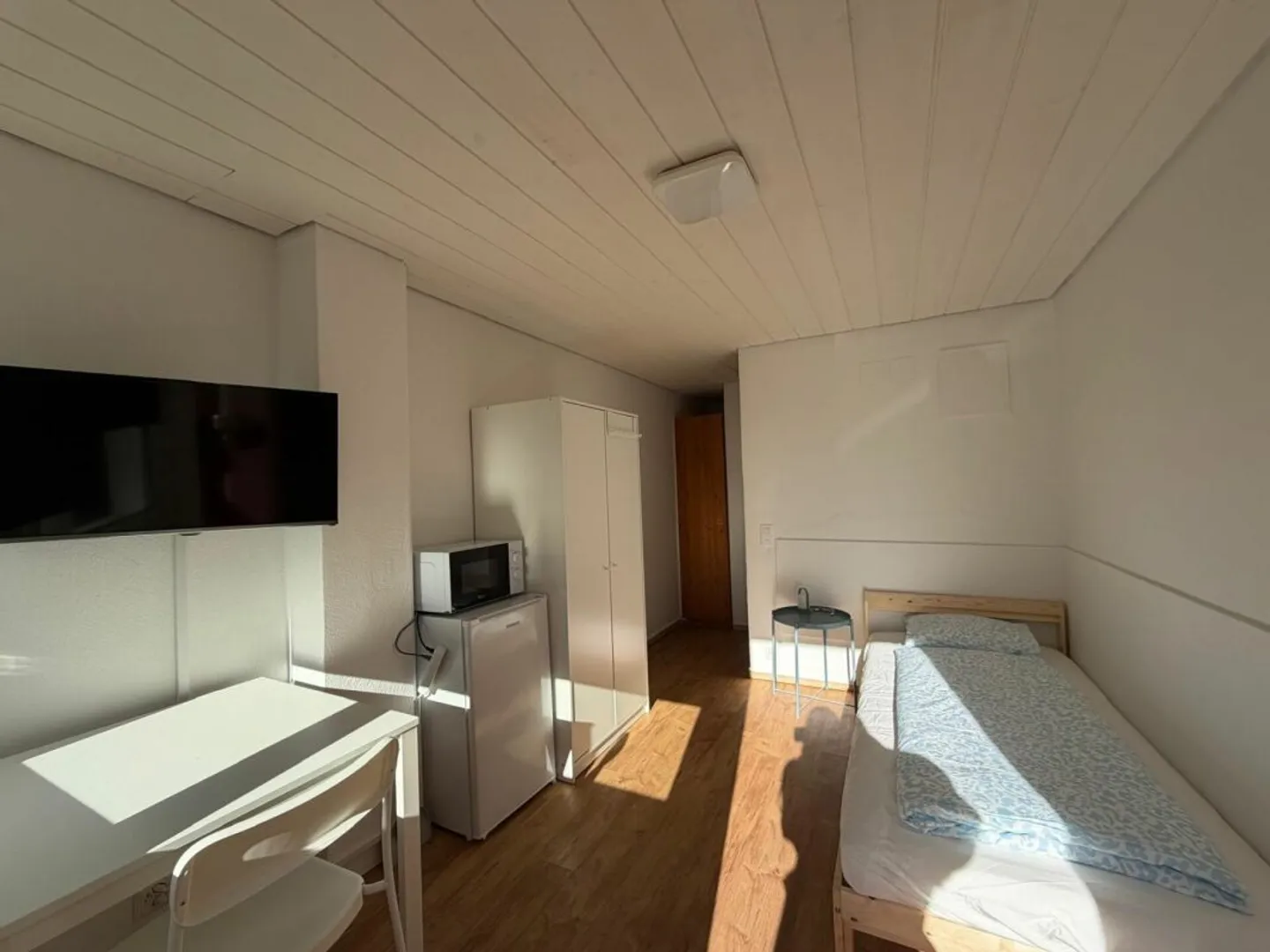 Cozy Double Room with Amenities - Photo 7 of 14