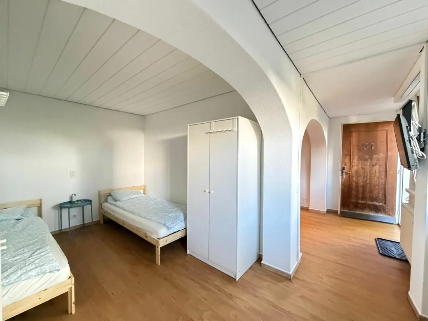 Cozy Double Room with Amenities - Photo 8 of 14