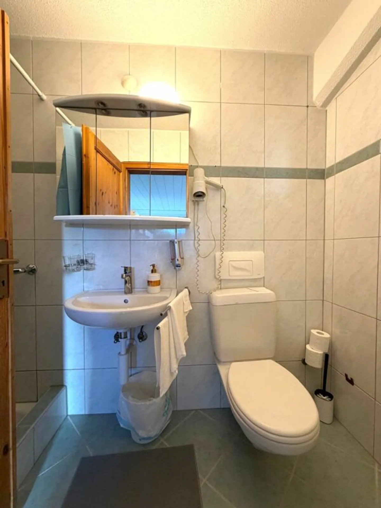 Cozy Double Room with Amenities - Photo 9 of 14