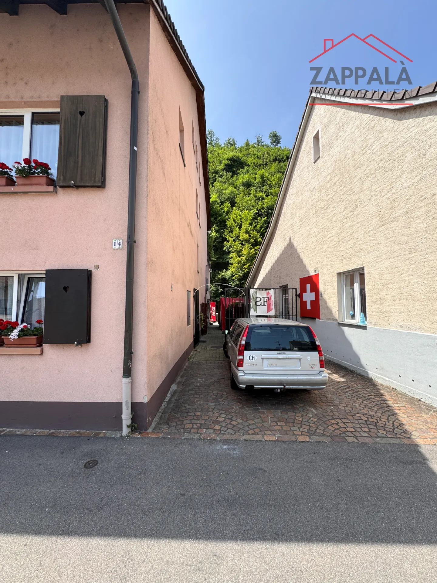 Affascinante casa a schiera angolare in posizione centrale a Hölstein – spaziosa, ben curata e con vista sulla Vordere Frenke - Foto 3 di 38
