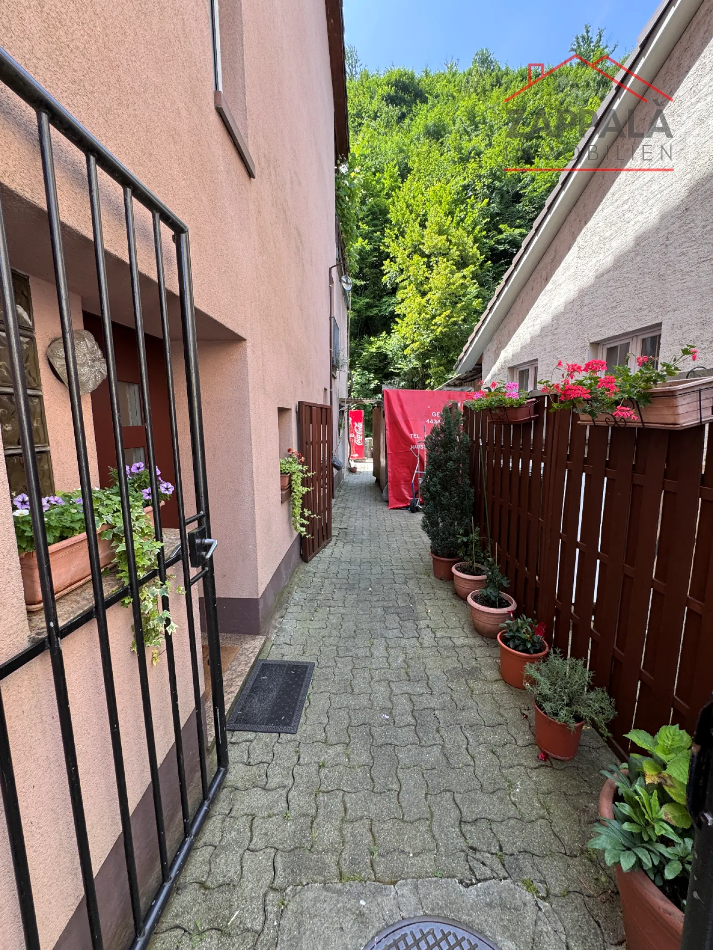 Affascinante casa a schiera angolare in posizione centrale a Hölstein – spaziosa, ben curata e con vista sulla Vordere Frenke - Foto 4 di 38