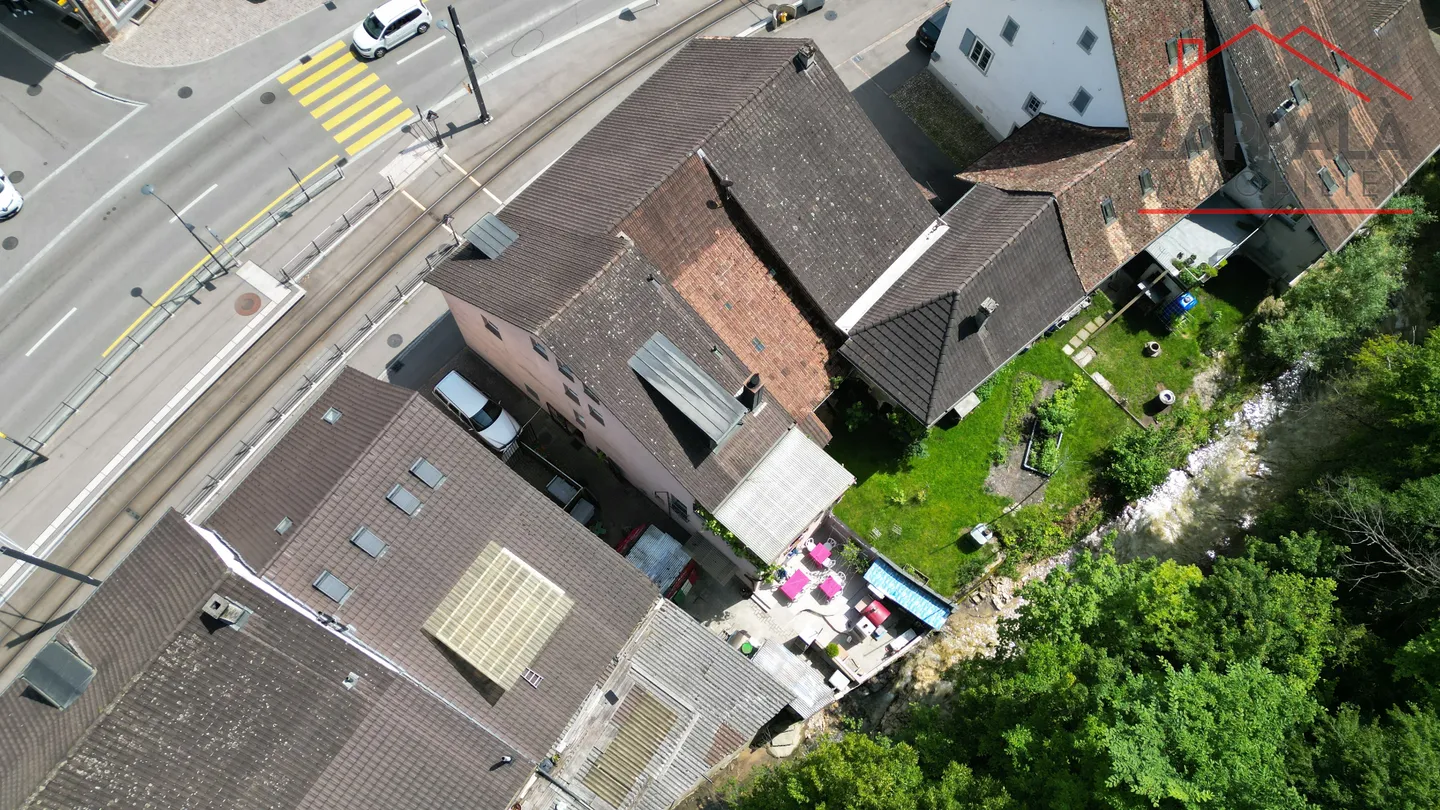 Affascinante casa a schiera angolare in posizione centrale a Hölstein – spaziosa, ben curata e con vista sulla Vordere Frenke - Foto 2 di 38