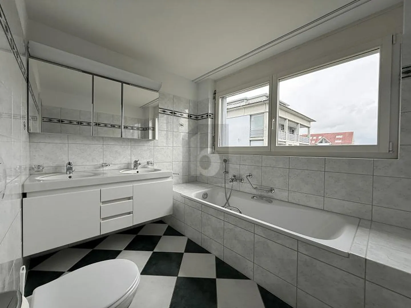 Appartement spacieux avec balcon - Photo 5 sur 6