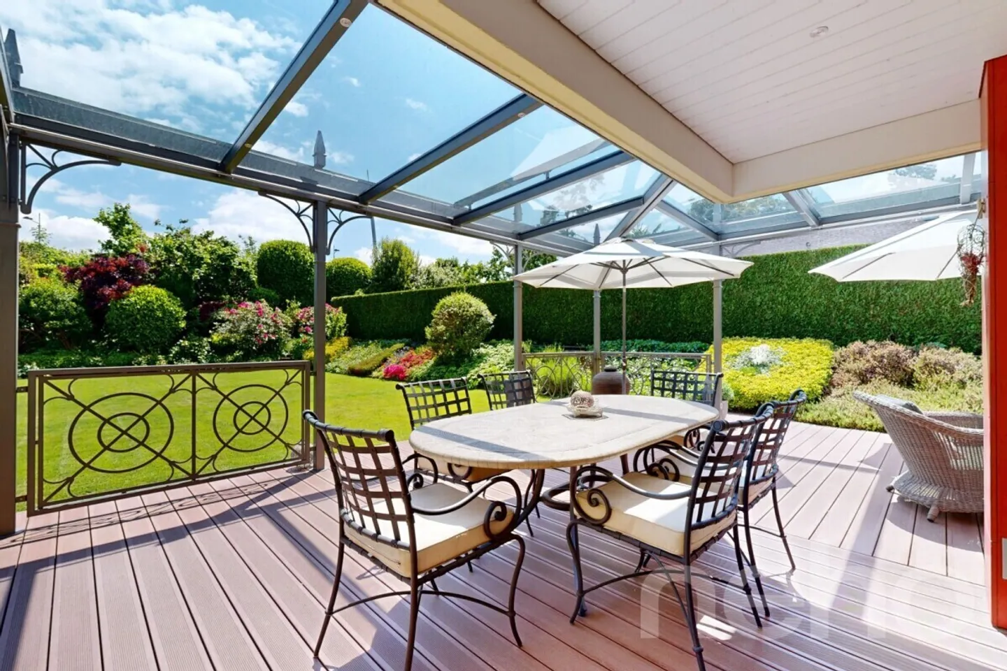 Casa familiare con giardino, garage e pannelli solari - Foto 1 di 13